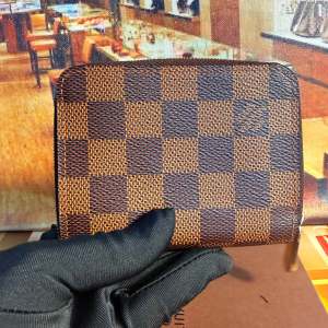 LV COMPACT WALLET